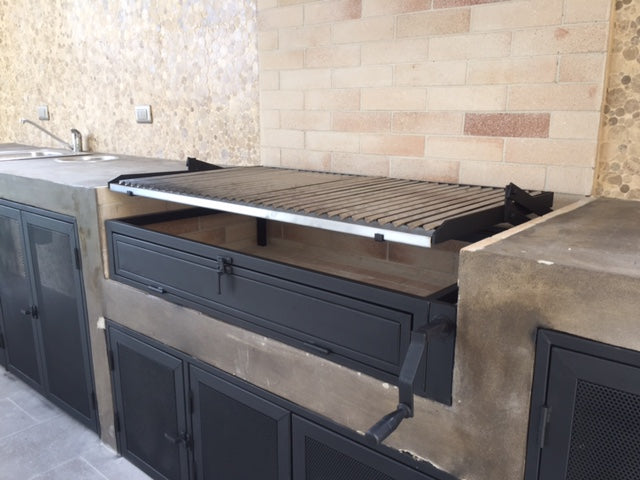 Parrilla de A/I con sistema de levante frontal.