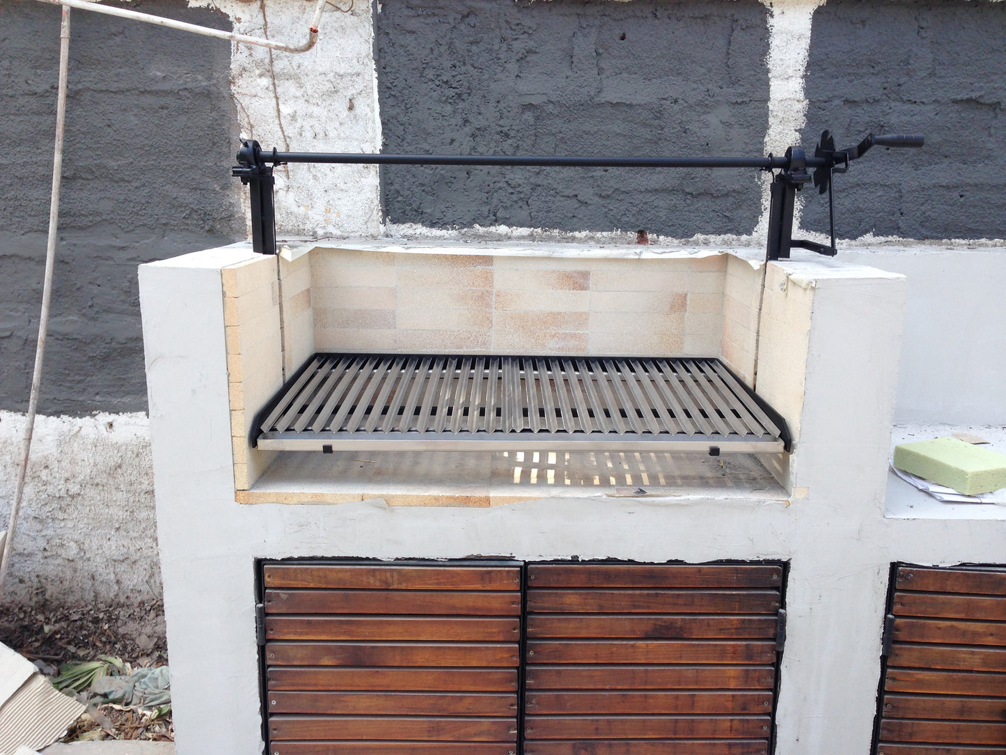 Parrilla con sistema de levante lateral