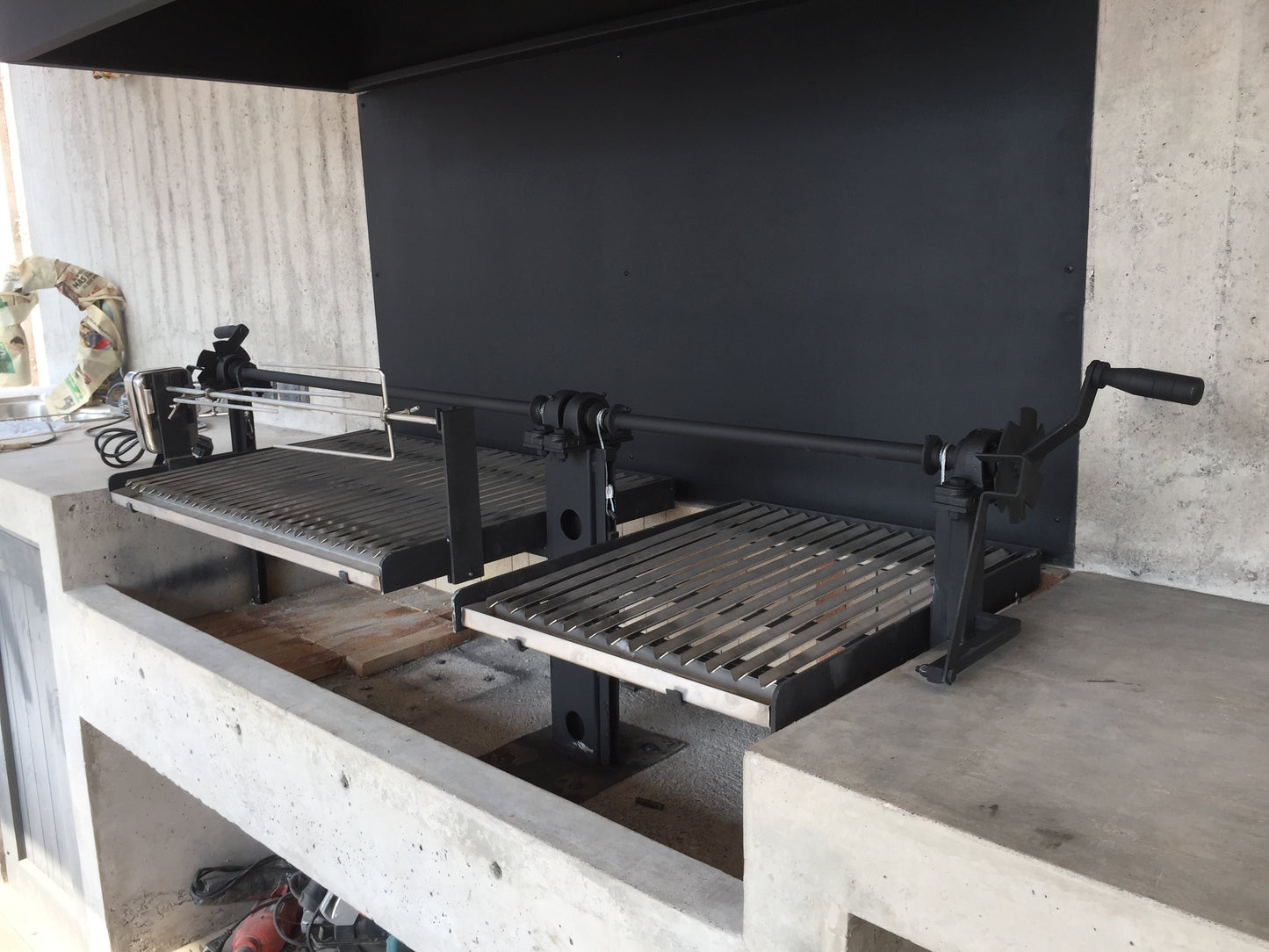Parrilla con sistema de levante lateral